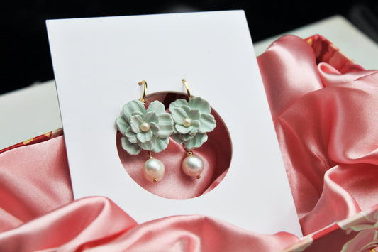 Flower Earrings, Flower with Pearl, Pearl Earrings, Polymer Clay Earrings, Floral Earrings, Sage Green, Elegant Earrings, Handmade Jewelry
