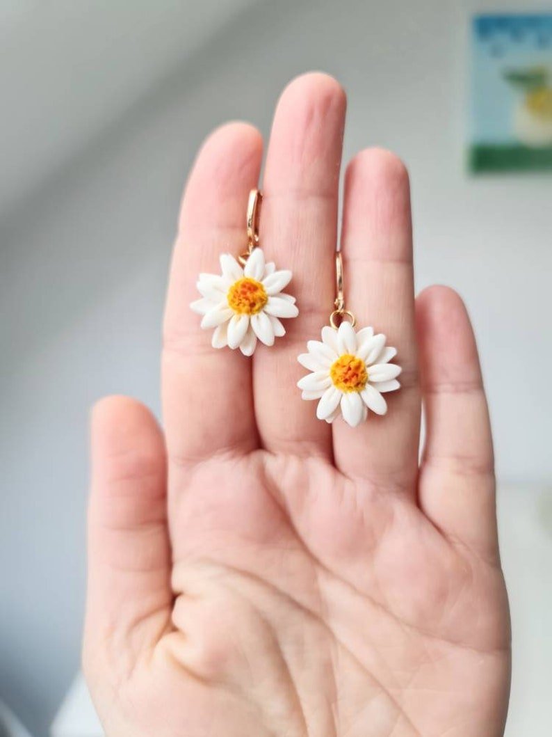 Daisy Earrings with Natural Pearl, Perfect for Spring and Summer, Polymer Clay Floral Earrings - Studio Niani
