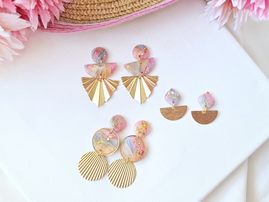 Elegante Ohrringe mit Messinganhänger, Sommer, Tonohrringe, hellblau, rosa und orange